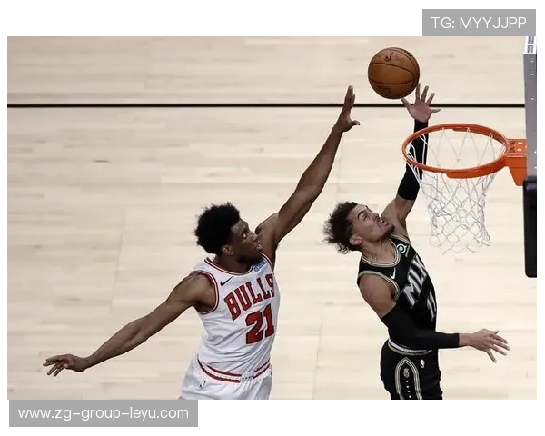 快攻中怀特接球上篮完成关键得分